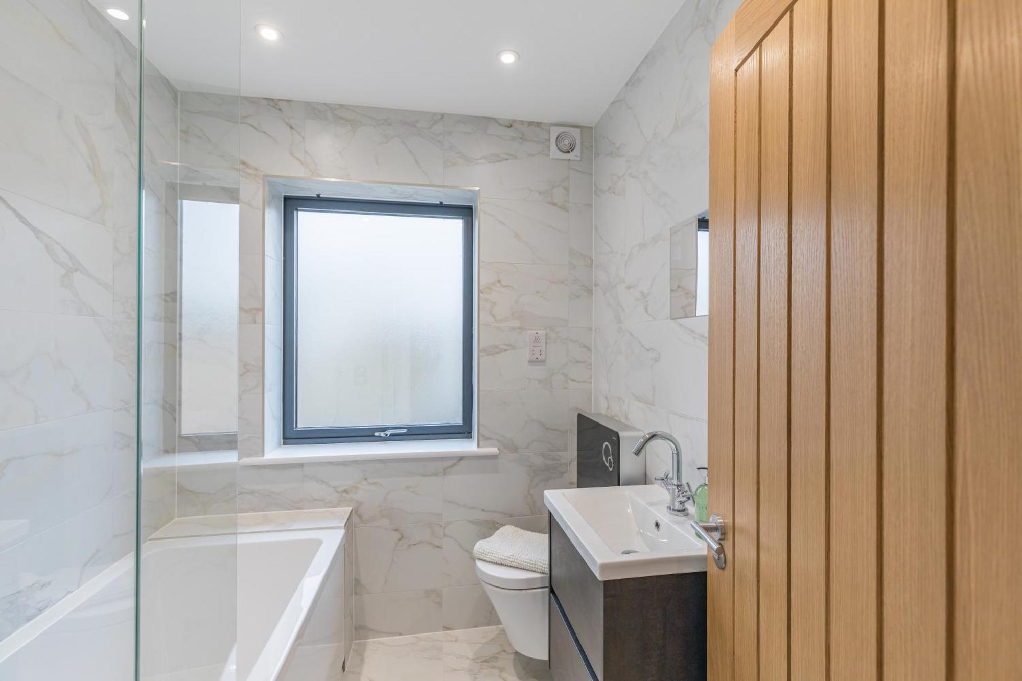 Central 2 Bed 2 Bath Apartment Near Brighton College, Beach, Hospital - Long Stay Offers Bagian luar foto