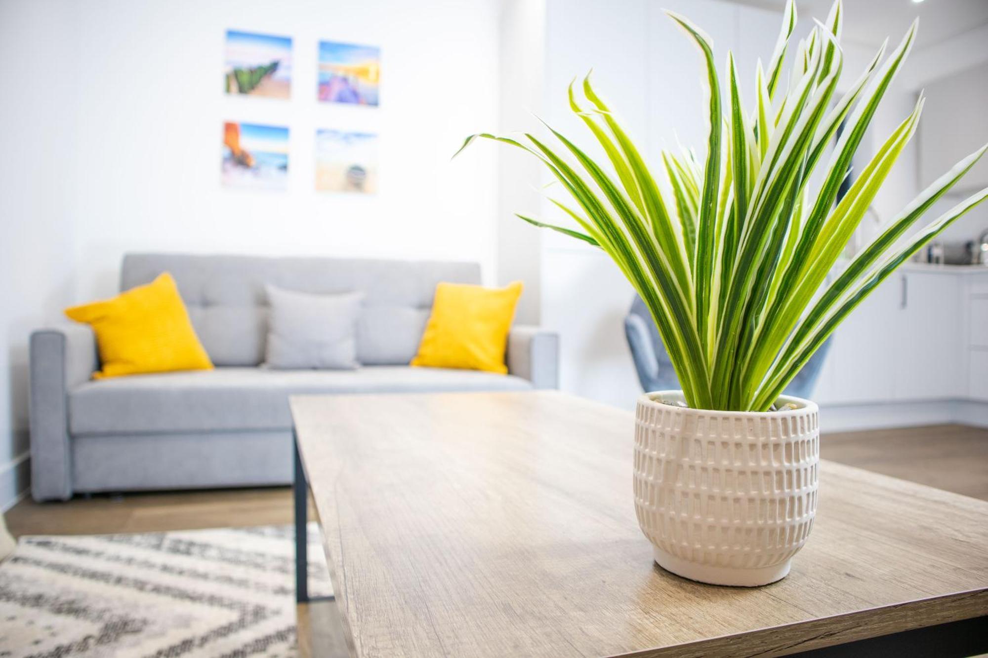 Central 2 Bed 2 Bath Apartment Near Brighton College, Beach, Hospital - Long Stay Offers Bagian luar foto