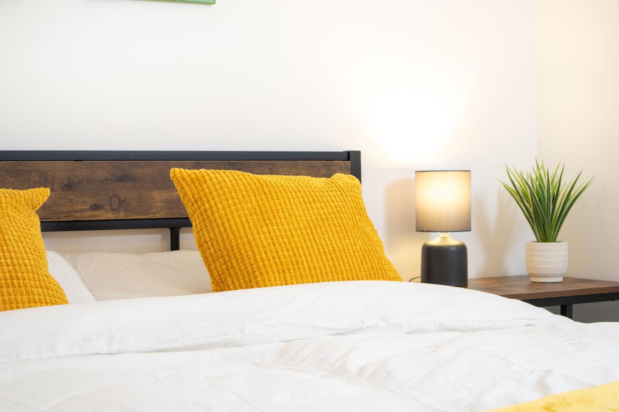 Central 2 Bed 2 Bath Apartment Near Brighton College, Beach, Hospital - Long Stay Offers Bagian luar foto
